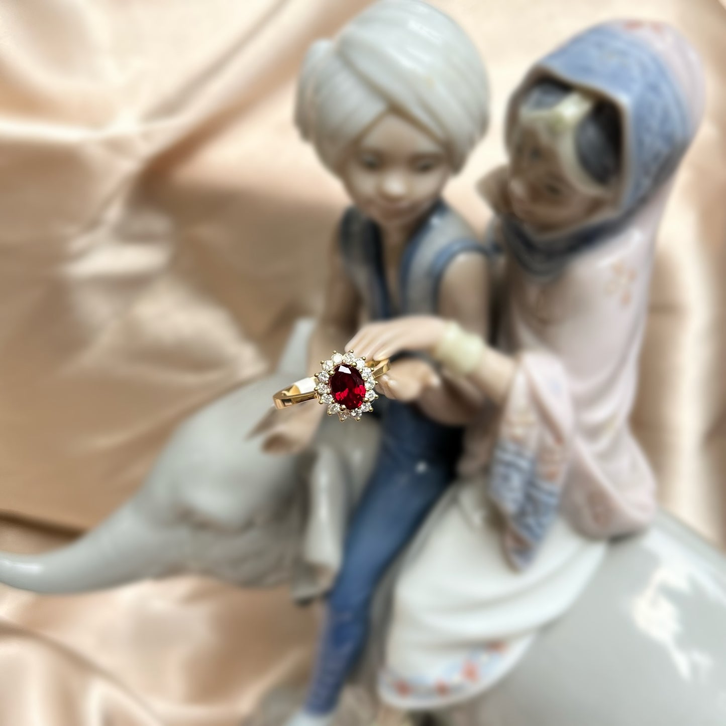Диамантен пръстен с рубин, изработен от жълто злато