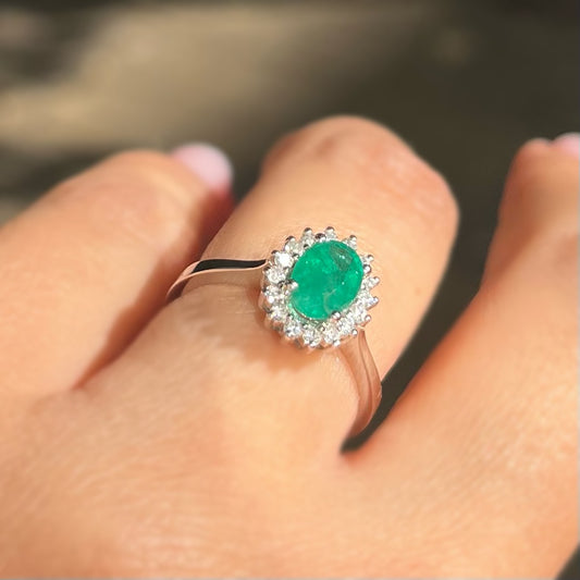 Пръстен от бяло злато с изумруд и диаманти 0.91 карата