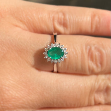 Пръстен от бяло злато с изумруд и диаманти 0.91 карата