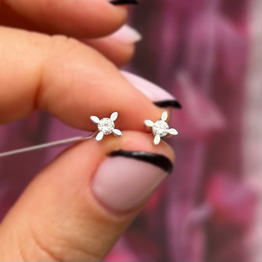 Обеци бяло злато с диамант от класическата колекция на Shemay diamond