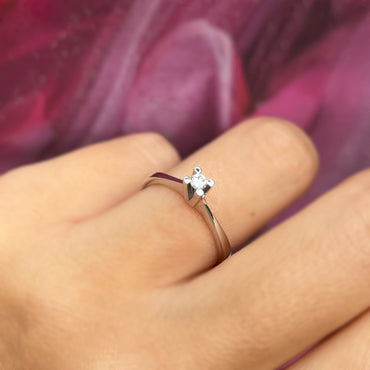 Златен пръстен с диамант за годеж или сватбен пръстен