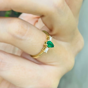 Златен пръстен с изумруд и диаманти в багетна форма 0.55 карата