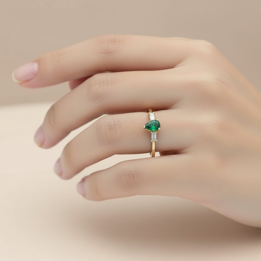 Златен пръстен с изумруд и диаманти в багетна форма 0.55 карата