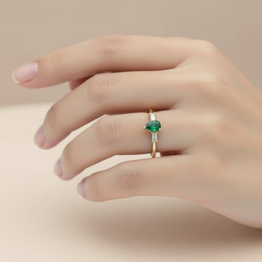 Златен пръстен с изумруд и диаманти в багетна форма 0.55 карата