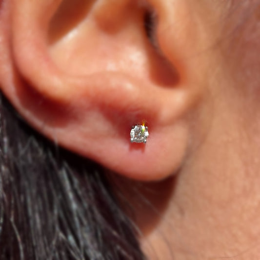 Кокетни малки обеци с диамант