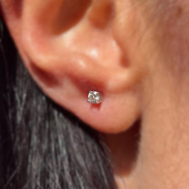 Обици бяло злато на винт с диаманти