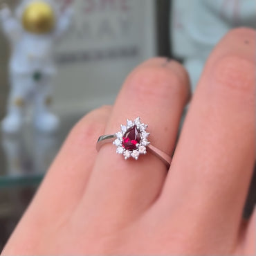 Пръстен с рубин в наситено червен и ярък цвят, комбиниран с диаманти.