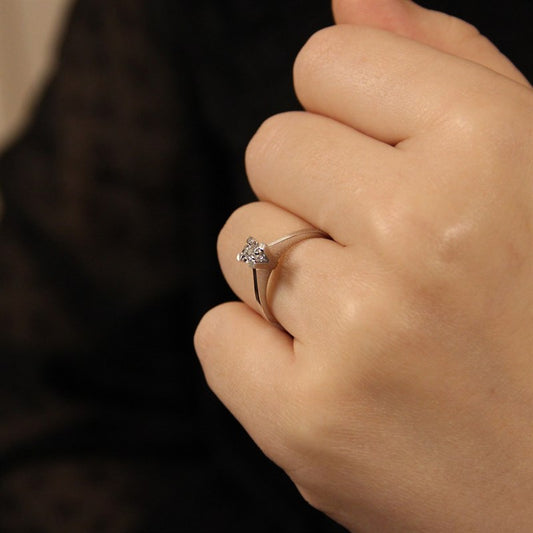 Златен пръстен за годеж цена и качество в едно. Нежен годежен пръстен с диамант 0.05 карата.