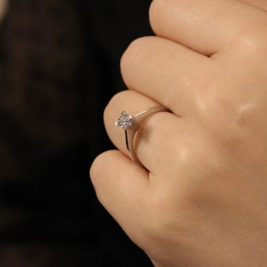 Женски годежен пръстен с брилянт, изработен от 14 карата бяло злато.