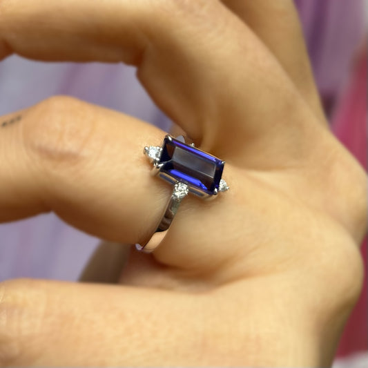 Диамантен пръстен със син сапфир от бяло злато 14 карата