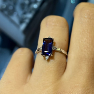 Златен пръстен с камък сапфир и диаманти с тънка златна халка