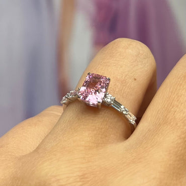 Дамски пръстен от бяло злато с розов сапфир и диаманти 3.53 карата
