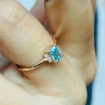 Пръстен от розово злато с диаманти и син топаз 1.10 карата