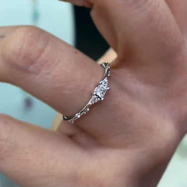 Дамски пръстен бяло злато с диаманти, подходящ за годежен пръстен.