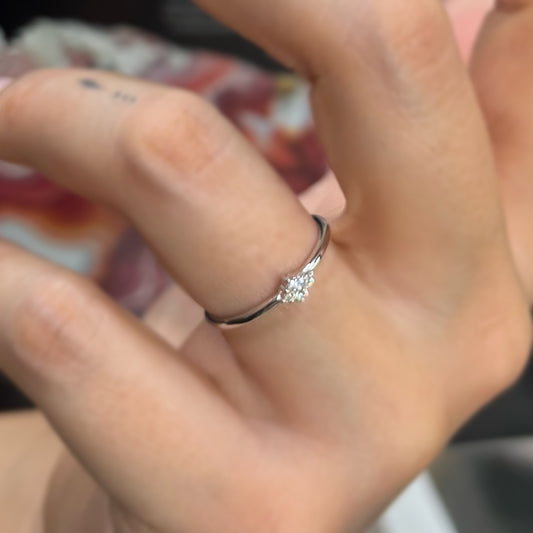 Тънък златен пръстен с диаманти, подходящ за венчален пръстен