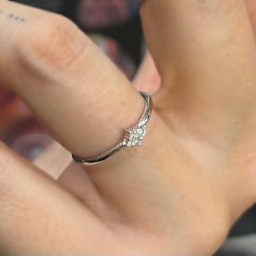 Модел златен годежен пръстен с диаманти