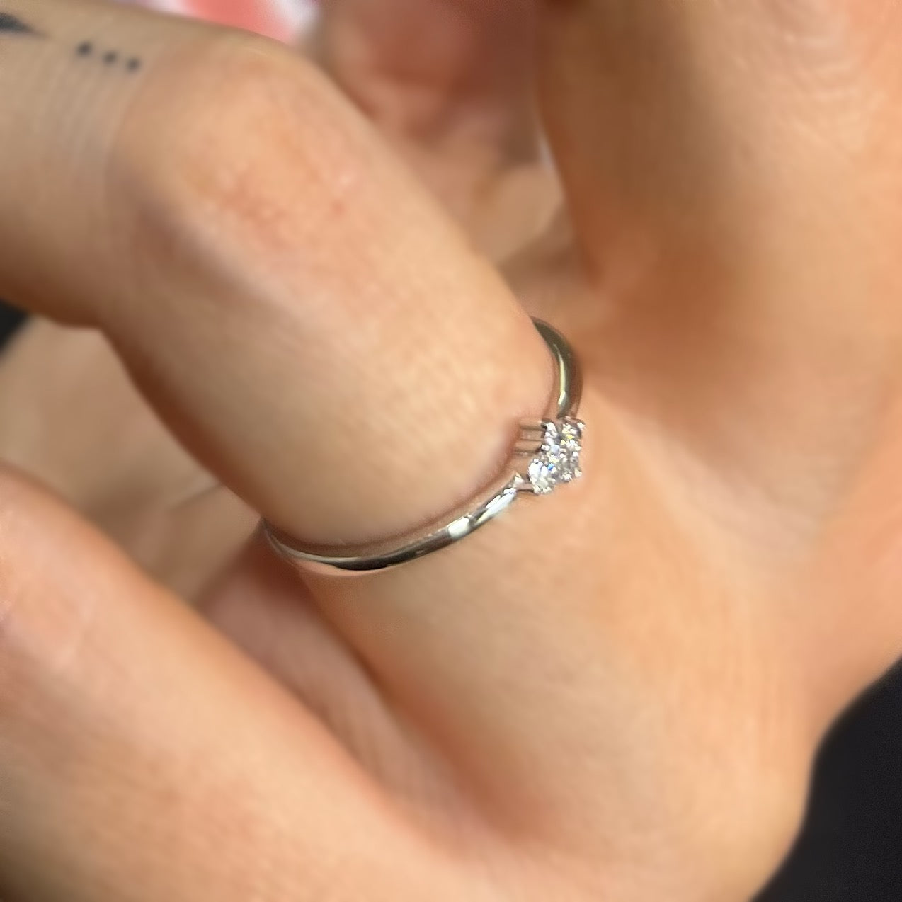 Диамантен пръстен със златна халка от бяло злато