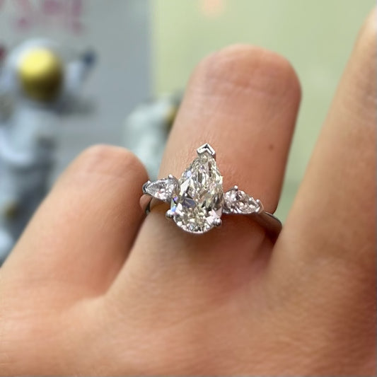 Инвестиционно бижу с диаманти. Пръстен от бяло злато 18 карата с диамант за инвестиция 2.20 карата и диаманти 0.33 карата.