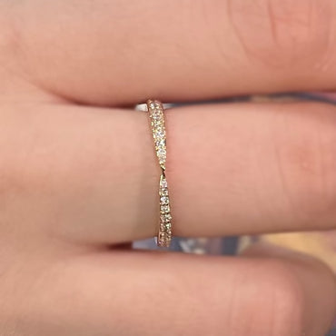 Златен пръстен тип халка с диаманти, изработен от 14 карата розово злато с 0.20 карата диаманти