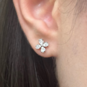Нежни обеци цвете от бяло злато с естествени диаманти