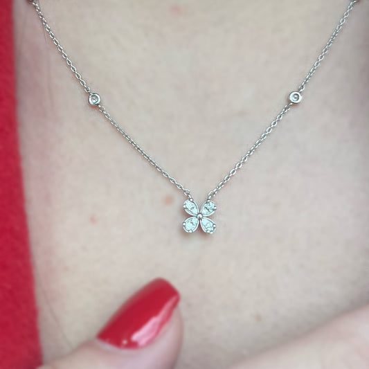 Златна висулка с диаманти, изработена от бяло злато с цвете от диаманти