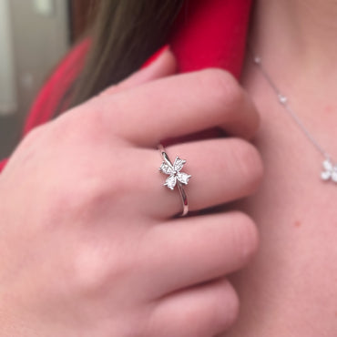 Тънък златен пръстен с диаманти във формата на красиво цвете 0.09 карата