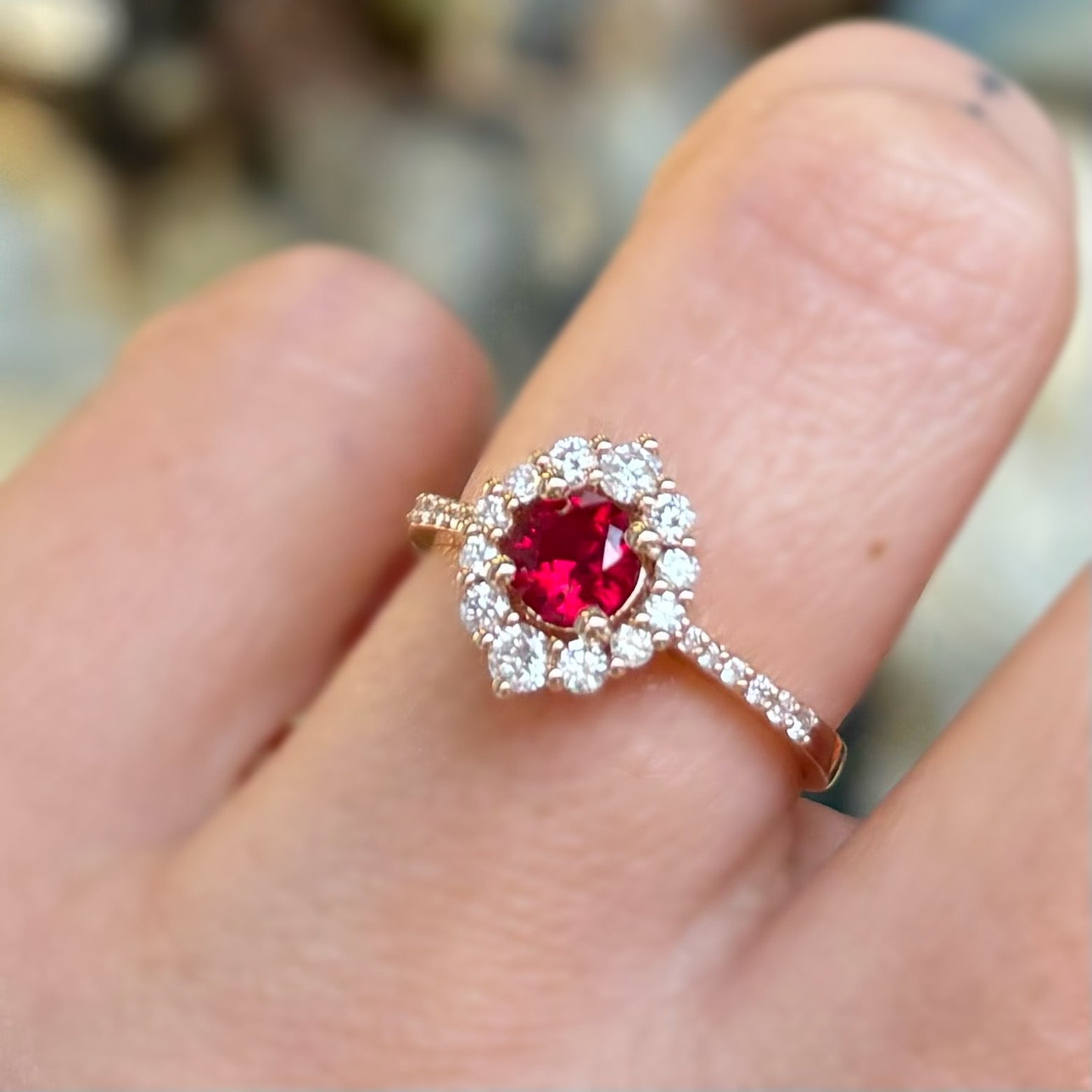 Пръстен от розово злато с рубин и диаманти 0.90 карата