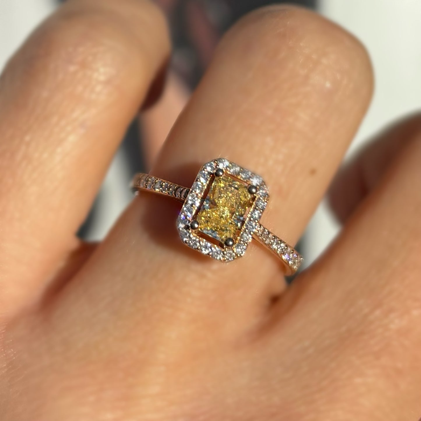 Диамантен пръстен розово злато с жълт сапфир 1.47 карата