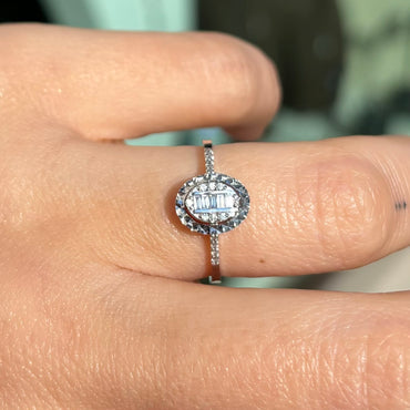 Бяло злато пръстен за жена с диаманти в две различни форми