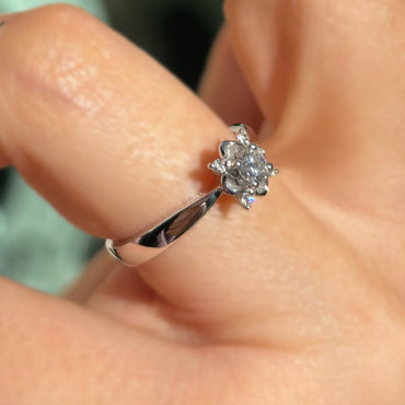 Златен пръстен цвете с пет диаманта, изработен от 14 карата бяло злато