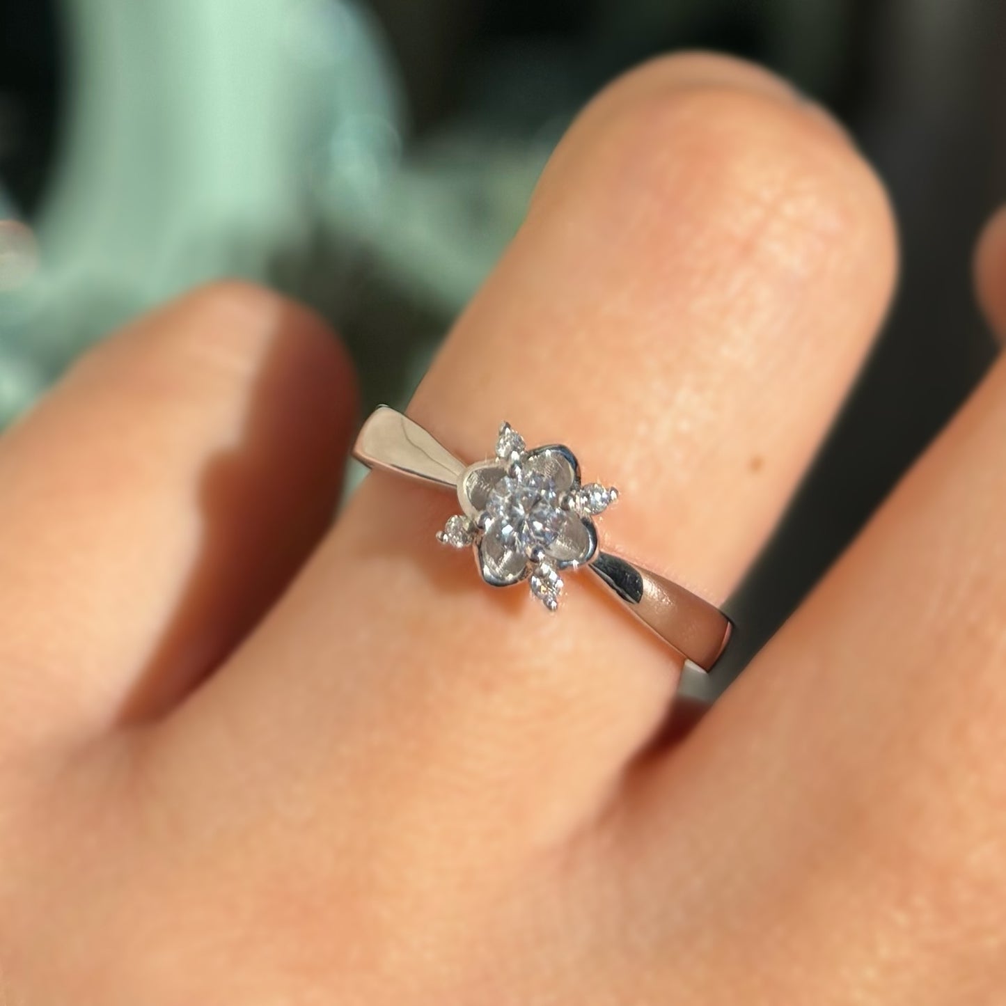 Диамантен пръстен бяло злато с пет диаманта 0.21 карата в интересен дизайн