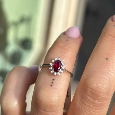 Рубинен пръстен с диаманти, изработен от бяло злато