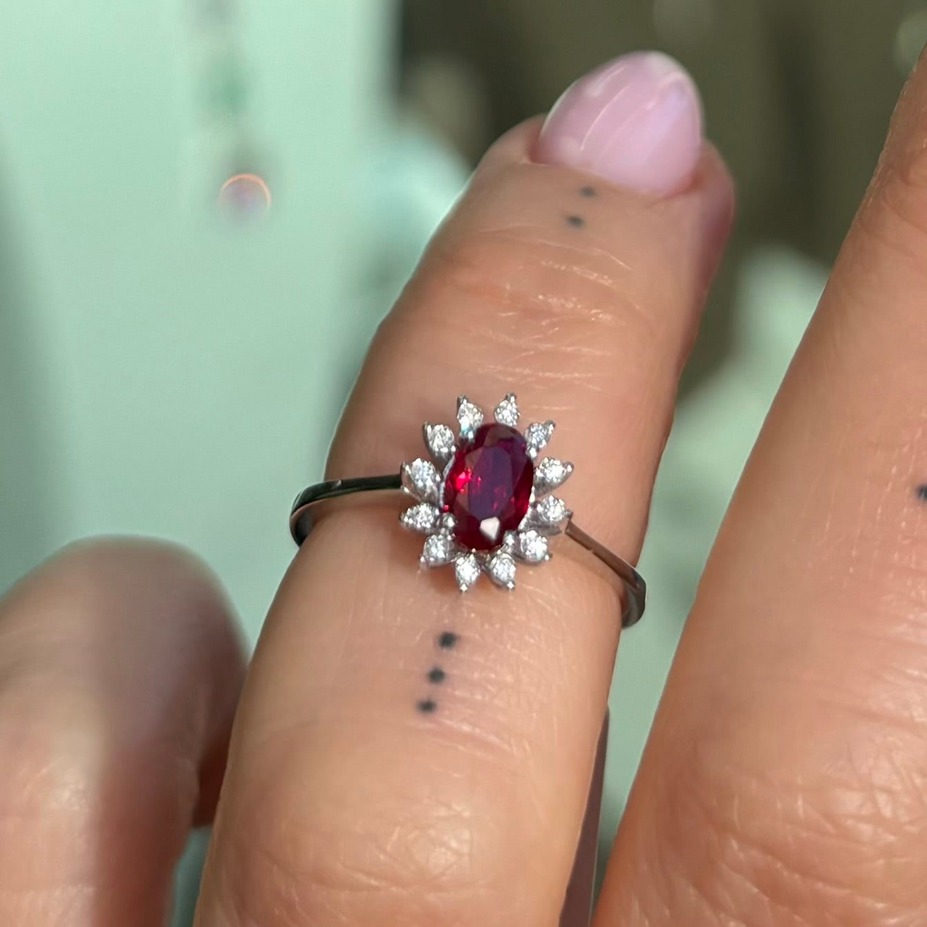Нежен пръстен с диаманти и рубин