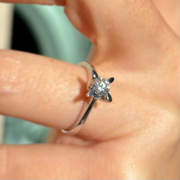 Всеки мъж все някога се пита от къде да купя годежен пръстен, а ние отговаряме - от Shemay Diamond, където ще откриете годежен пръстен с диамант 0.51 карата и още много модели златни пръстени