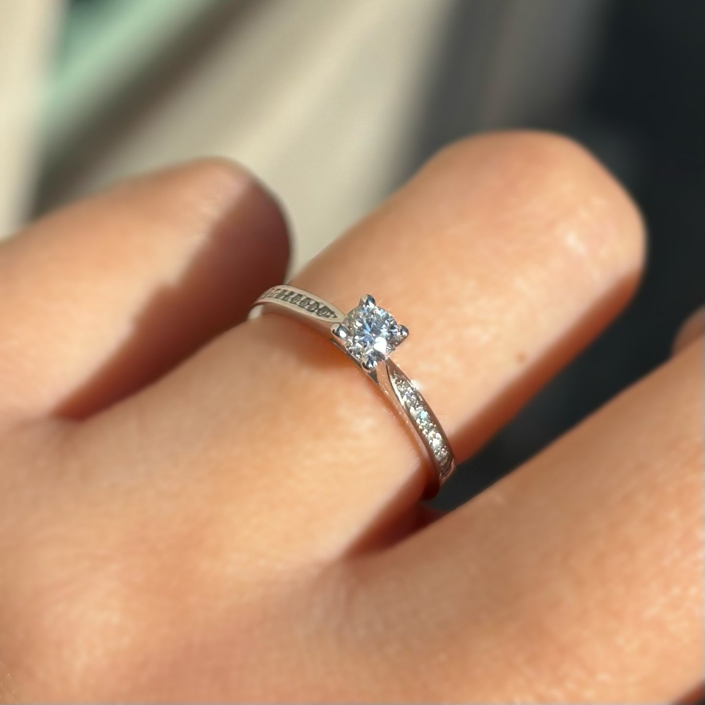 Пръстен бяло злато с диамант 0.24 карата HRD и диаманти 0.07 карата