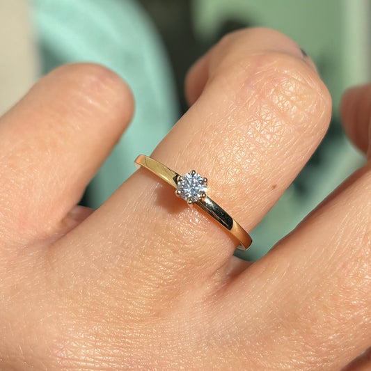 Пръстен от жълто злато с диамант, подходящ за годежен пръстен, пръстен за годишнина, пръстен за Св. Валентин или друг повод.