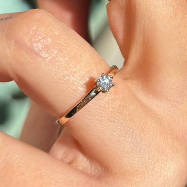 Пръстен за жена с диамант, захванат с шест златни стълбчета.