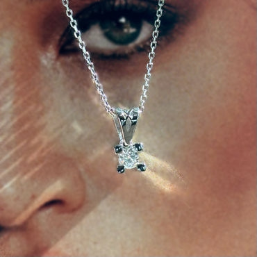 Златна висулка с диамант. Колие от злато с диамантена висулка.