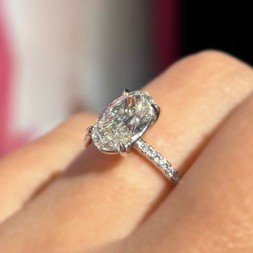 Диамантен пръстен за годеж с инвестиционна стойност с диаманти 2.00 карата овал и 0.12 карата по халката на пръстена