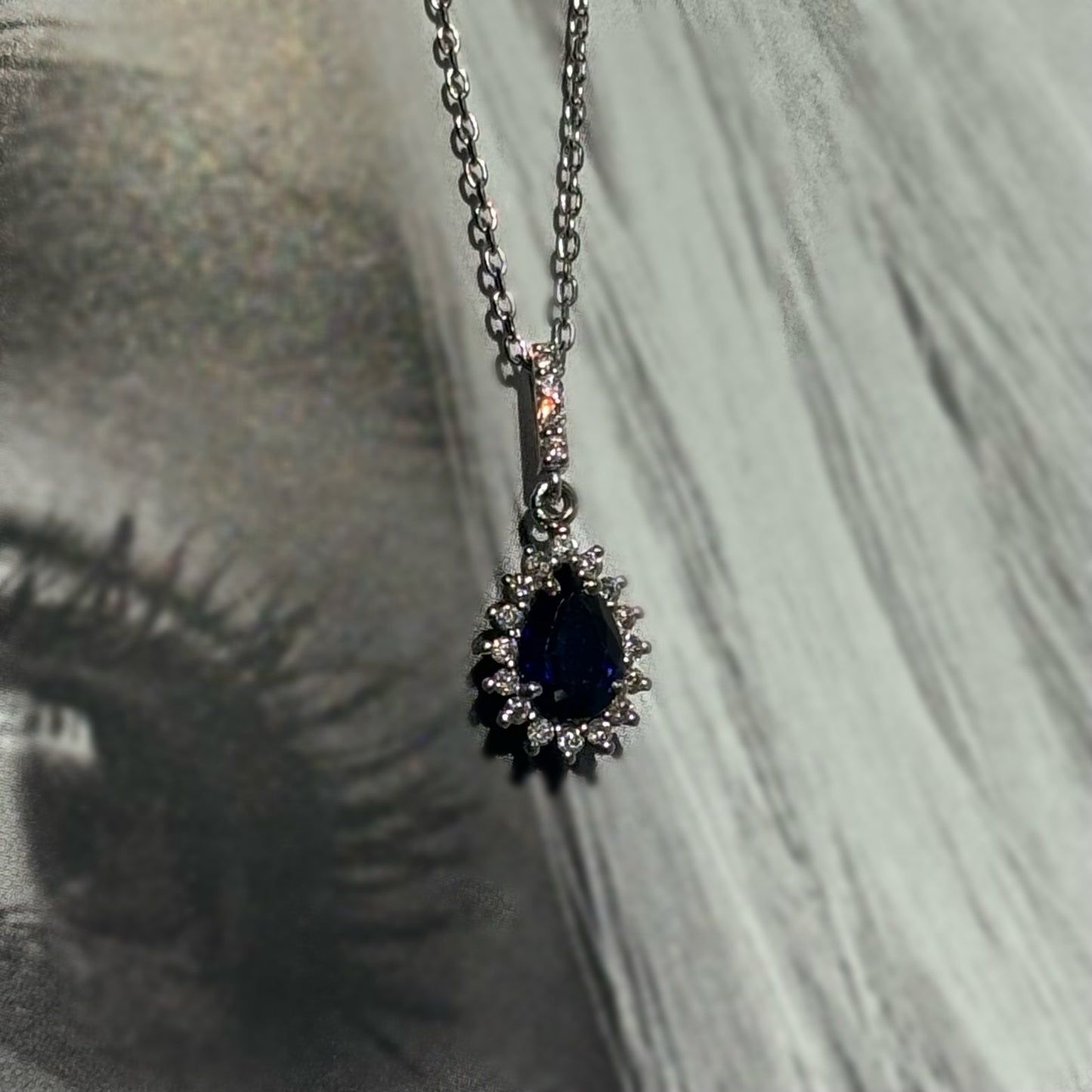 Висулка бяло злато със сапфир и диаманти 0.61 карата