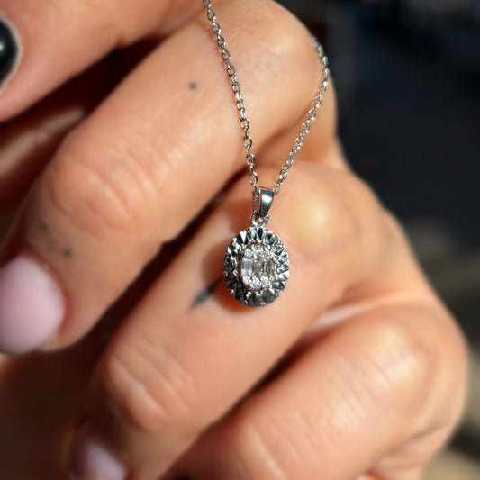 Дамско колие бяло злато с диаманти в шлифовка багет и брилянт 0.10 карата