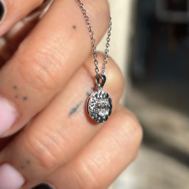 Нежно златно колие с диаманти с тънка верижка от бяло злато и диамантена висулка