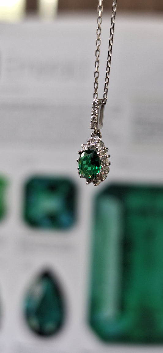 Дамско златно колие с висулка със смарагд и диаманти 0.34