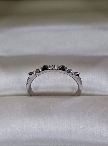 Блестящ модерен златен пръстен с красиви естествени диаманти