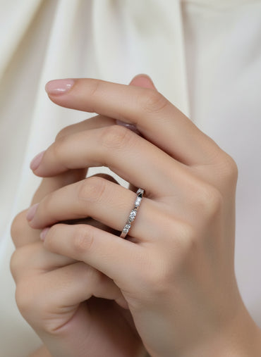 Блестящ модерен златен пръстен с красиви естествени диаманти