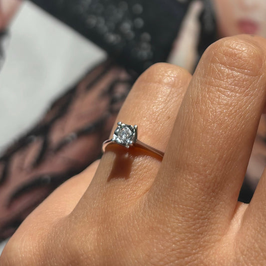 Дамски златен пръстен от бяло злато с диамант, подходящ за годежен пръстен