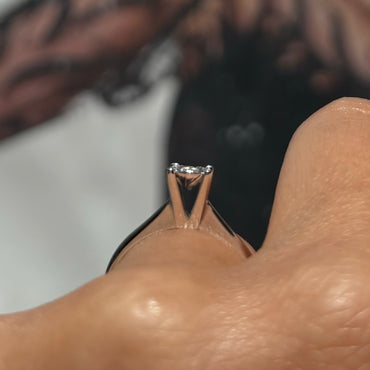 Златен пръстен за годеж с диамант 0.07 карата и лазерно диамантиране по златото