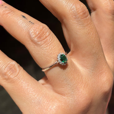 Пръстен с изумруд цена, красота и изящество в едно, инкрустиран с бели диаманти