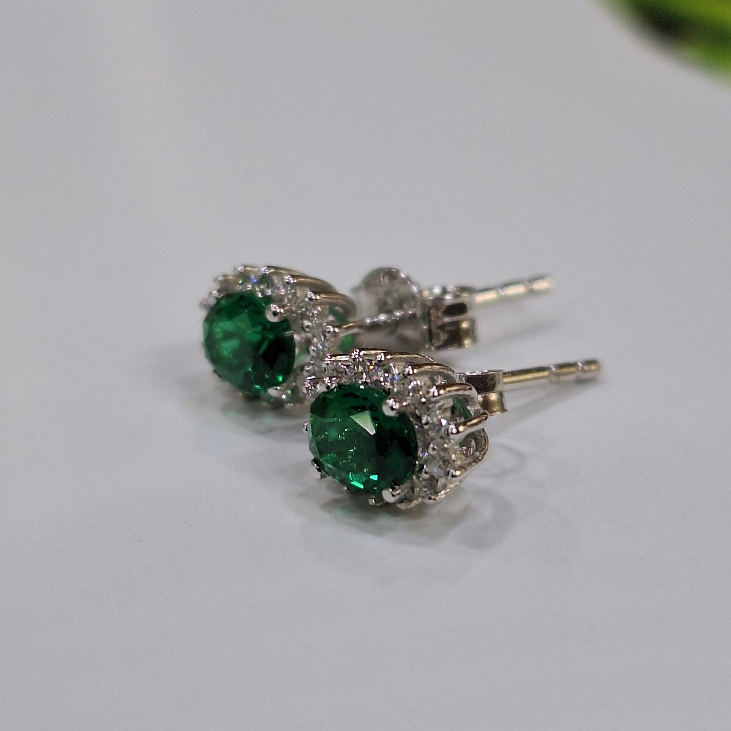Обеци от бяло злато със смарагди и диаманти 0.63 карата