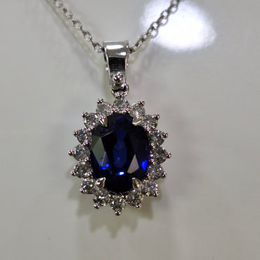 Висулка от бяло злато със сапфир и диаманти 2.15 карата